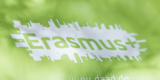 Schriftzug "Erasmus+" auf einem grünen Stoff